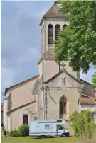  ??  ?? À Varaignes, les camping-cars sont autorisés... au pied de l’église.