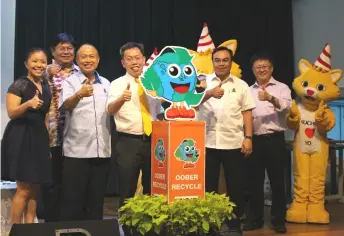  ??  ?? Dr Sim (fourth left) launches the‘Oober Recycle App’, witnessed by (from left)Triple-C Recycle Sdn Bhd director Cathryn Shan, MBKS councillor Mohamad Taufik Abdul Ghani, Chan, deputy mayor Hilmy Othman and MBKS city secretary Vincent Ang Cheng Aik.