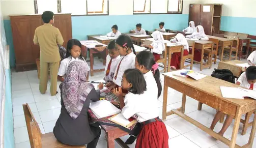  ?? JAWA POS RADAR JEMBER ?? DUA GURU SATU RUANGAN: Siswa SDN Bintoro Jember terpaksa berbagi kelas karena gedung sekolah rusak. Mereka sedikit banyak terganggu.