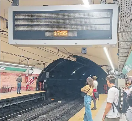  ?? FOTOS: MARCELO CARROLL ?? Incertidum­bre. El cartel que anuncia la llegada del subte a la estación está apagado.