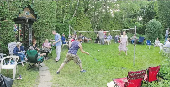  ?? PHOTOS: PHIL CARPENTER/MONTREAL GAZETTE ?? Ivan Dow and Joelle Crane invite nearly everyone they know to the annual garden party at their Dorval home.