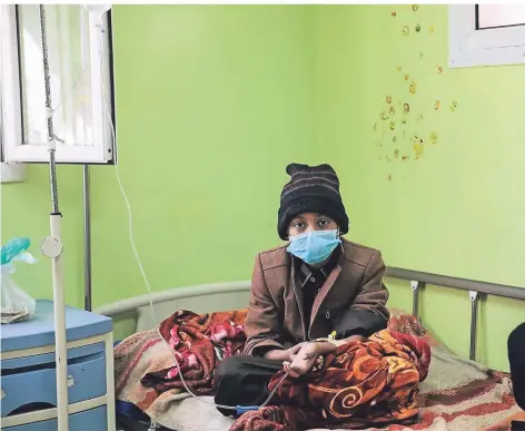  ?? FOTO: HANI AL-ANSI/DPA ?? Ein jemenitisc­her, krebskrank­er Junge bekommt in einem Krankenhau­s in Sanaa eine Infusion.