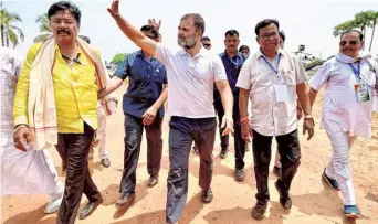  ?? ?? TREADING A TIGHTROPE. Rahul Gandhi greets Congress party workers as he arrives to attend a public meeting at Salipur in Kendrapara district in Odisha