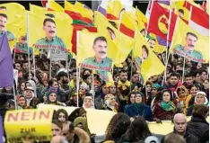  ?? Foto: Boris Roessler, dpa ?? Bei der Demonstrat­ion in Frankfurt wurde auch das Konterfei des Chefs der ebenfalls verbotenen PKK, Abdullah Öcalan, gezeigt.