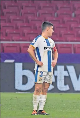  ??  ?? Ocampos celebra el gol que daba el pase al Sevilla mientras los jugadores del Leganés se