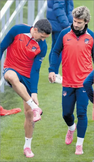  ?? ?? Savic y Griezmann charlan durante el entrenamie­nto del Atlético el jueves en el Cerro.