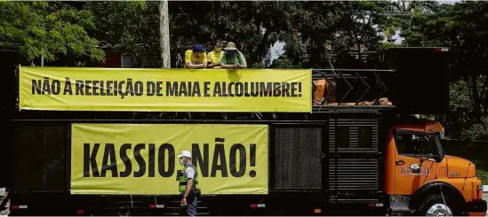  ?? Zanone Fraissat/Folhapress ?? Carreta de protesto do grupo Vem pra Rua, neste domingo, em SP, contra indicação de Kassio Nunes ao STF e ‘acordão para impunidade’