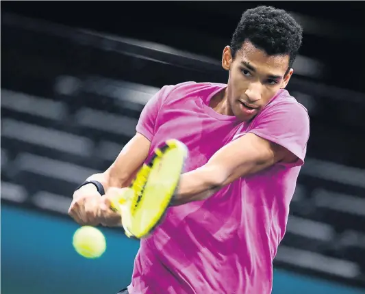  ??  ?? Félix Auger-aliassime a fait équipe avec le Polonais Hubert Hurkacz lors du tournoi de Paris-bercy, remportant la finale.