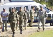  ??  ?? Viaje. Una aeronave, no militar, transportó a parte de los oficiales a la frontera. Se trató de evitar alarmas al ver muchos equipos.