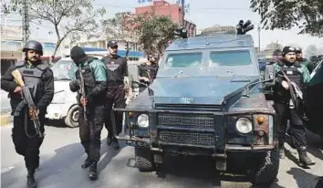  ?? AFP ?? Policemen escort an armoured vehicle on Friday outside an anti-terrorist court in Lahore carrying Imran Ali, the suspect accused of raping and murdering Zainab Ansari.