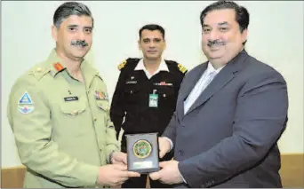  ?? ISLAMABAD
- APP ?? Chief Instructor Maj. General Khalid Zia, presenting a shield to Federal Minister for Defence, Khurram Dastgir Khan at National Defence University.