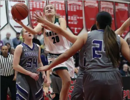  ?? RANDY MEYERS — THE MORNING JOURNAL ?? Sam Filiaggi of Elyria Catholic drives to the basket as McKenah Peters and Taylor Stefan of Keystone defend during the first quarter on Feb. 27.