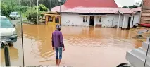  ?? ?? Due to the heavy rains on Friday a stream running through Nuwara Eliya town had overflowed inundating many areas.
Pix by Shelton Hettiarach­chi