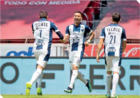  ??  ?? Sebastián Vegas celebra el golazo anotado ante los escarlatas, en el Nemesio Díez.