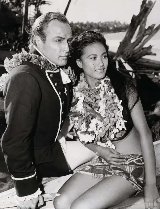  ??  ?? Marlon Brando et Tarita Teriipaia pendant le tournage des “Révoltés du Bounty”, de Lewis Milestone, à Tahiti en 1961.