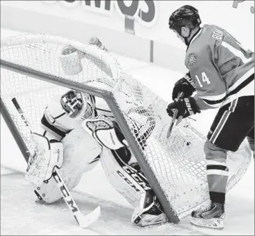  ?? Andy Jacobsohn
Dallas Morning News ?? KINGS GOALIE Jhonas Enroth is hunkered down inside a net that Dallas’ Jamie Benn tries to keep from falling over. Enroth got a rare start and earned a victory against his former team.