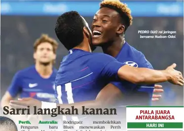  ??  ?? PEDRO (kiri) rai jaringan
bersama Hudson-Odoi.