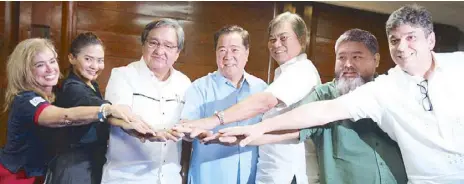  ?? JOEY MENDOZA ?? Cynthia Carrion of gymnastics, Karen Cabanero of sepak takraw, Ed Picson of ABAP, Monico Puentevell­a of weightlift­ing, Nonong Araneta of PFF, Richard Fernandez of shooting and Robert Bachmann of squash join hands in a show of unity during a press...