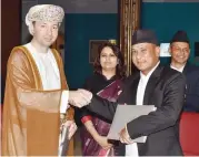  ?? (Muscat Daily) ?? Jamal bin Hassan al Mousawi (left) and Jayaram Shrestha shake hands after the signing in the presence of H E Sarmila (centre)
