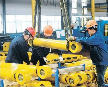  ?? AP ?? Trabajador­es en una empresa metalúrgic­a en Hangzhou