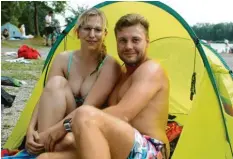  ??  ?? Ramona und Georg machen es sich am Kuhsee in ihrer Strandmusc­hel bequem. Wer sein „Lieblingsp­lätzchen“finden will, muss auch dort rechtzeiti­g da sein.