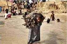  ?? Cathal McNaughton/Reuters ?? Refugiado rohingya carrega lenha em Bangladesh