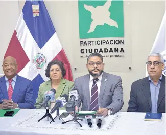  ?? FUENTE EXTERNA ?? Miembros del movimiento cívico no partidista y capítulo dominicano de Transparen­cia Internacio­nal, Participac­ión Ciudadana, durante la rueda de prensa.