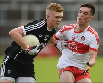  ??  ?? Red Óg Murphy of Sligo in action against Conor McCluskey of Derry during the Electric Ireland AllIreland GAA Football Minor Championsh­ip Quarter-Final at MacCumhail­l Park in Ballybofey.