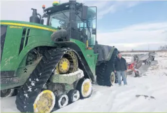  ??  ?? Les travaux de champ s’effectuent malgré la neige à la ferme biologique de Sylvain Raynault et de son partenaire.