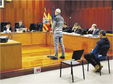  ?? Gobierno de Aragón Jaime Galindo ?? Íñigo C. D. A. y Gaizka L. M. G., ayer, en el banquillo de los acusados de la Audiencia Provincial de Zaragoza.