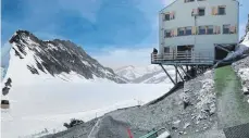  ?? FOTO: MOELLERS ?? Eine Gletscherw­anderung führt zur Mönchsjoch­hütte, die auf Pfählen an der Mönch-Ostwand steht.