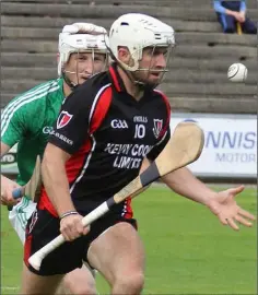  ??  ?? Des Mythen of Oulart-The Ballagh tries to shake off Naomh Eanna’s Pádraig Doyle.