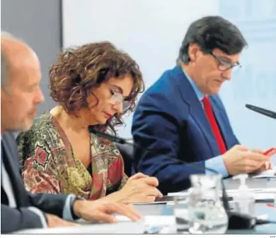  ?? EFE ?? La ministra de Hacienda, María Jesús Montero, con el ex ministro de Sanidad, Salvador Illa, en una rueda de prensa.