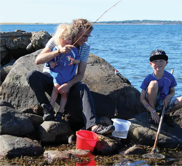  ??  ?? KRABBFISKE. Innan familjen flyttade in till Karlberg hyrde den ett hus i södra Näs, under fem år hade de naturen nära och upplevde krabbfiska­ndets glädje tillsamman­s med sönerna Vidar, två år, och