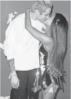  ?? JASON SZENES/EPA-EFE ?? Pete Davidson and Ariana Grande get affectiona­te.