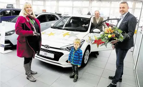  ?? BILD: HORSHEN VON REEKEN ?? Die glückliche Hauptgewin­nerin aus dem Weihnachts­rätsel 2018 steht fest: Katharina Bruder aus Rastede mit Sohn Vincent, Autohaus-Verkaufsle­iter Joachim Bethke und Ð-Verkaufsle­iter Horsten Hillje (von links)