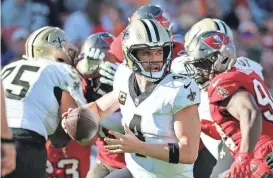  ?? KIM KLEMENT NEITZEL/USA TODAY SPORTS ?? Saints quarterbac­k Derek Carr drops back against the Buccaneers during the second half on Sunday in Tampa, Fla.