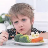  ??  ?? A la mayoría de niños no les gusta comer frutas y verduras.