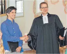  ?? FOTO: PM KIRCHENGEM­EINDE ?? Pfarrer Ulrich Dewitz hieß den neuen Dirigenten des evangelisc­hen Kirchencho­rs Aldingen, Daniel Bruder, herzlich willkommen.