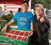  ??  ?? Deux jours par semaine, Jacqueline, la mère de Christophe Borboën, vend les produits de la ferme au marché du boulevard de Grancy, à Lausanne