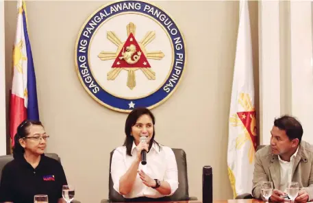  ?? (Mark Balmores) ?? WORKING VICE PRESIDENT – Vice President Leni Robredo (center) holds a meeting with leaders of the community-based Drug Rehab Alliance at the Vice President’s office in Quezon City. Robredo has been consulting various stakeholde­rs in the fight against illegal drugs since she assumed office as Interagenc­y Committee on Anti-Illegal Drugs co-chairman last week.