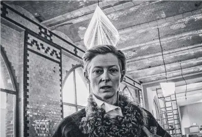  ??  ?? L’actriu anglesa Tilda Swinton fotografia­da per Isabel Coixet, ambdues van col·laborar en el projecte ‘From I to J’.