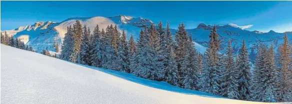  ?? FOTOS: DPA ?? Trotz großer Skigebiete wie Adelboden-Lenk mit zahlreiche­n Gipfelstat­ionen hat das Simmental seine landschaft­lichen Reize nicht verloren.