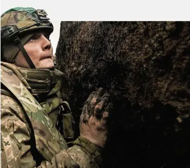  ?? AFP ?? Ein ukrainisch­er Soldat sucht Schutz in einem Schützengr­aben