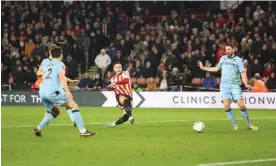  ?? ?? Billy Sharp of Sheffield United makes it 2-1 in stoppage time against Wrexham in the FA Cup fourth round replay. Photograph: Ryan Browne/Shuttersto­ck