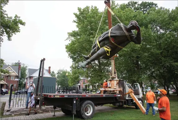  ?? RICH HUNDLEY III — FOR THE TRENTONIAN ?? City workers used a crane hoists the controvers­ial Christophe­r Columbus statue.