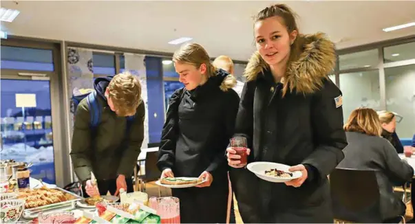  ??  ?? VARIERT MAT: Mads Borge (16), Tanja Kallestad Nessestran­d (16) og Heidi Borge (16). – Fantastisk, sier Mads Borge om å få gratis mat på skolen.