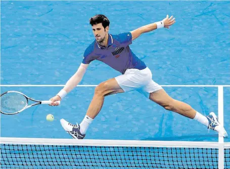  ?? Novak Djokovič se vrátil vítězstvím 6:1, 6:4 v exhibici s Dominikem Thiemem. Příští týden ho čeká Australian Open, kde slavil už šest titulů. FOTO REUTERS ?? Hladká výhra.