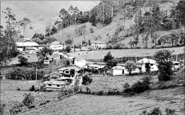  ?? FOTOS: GLENDA GIACOMETTI / EL COMERCIO ?? • Réplicas de casas estadounid­enses se construyen en las comunidade­s de Chunchi.