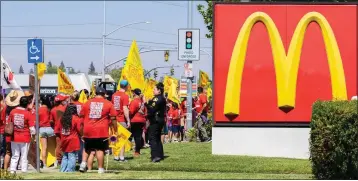  ?? CAMERON CLARK — CCLARK@SACBEE.COM/THE SACRAMENTO BEE ?? Fast-food cooks and cashiers protest outside of a McDonald's in North Highlands on Aug. 16, 2022, to show their support for Assembly Bill 257, which will take affect April 1.